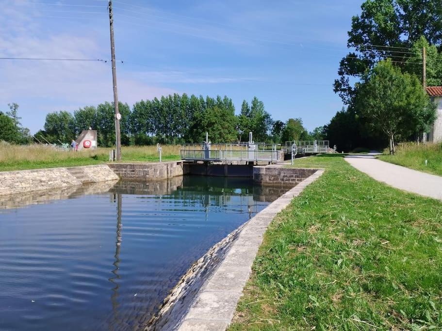 Gite Le Vieux Moulin Sansais Exterior photo